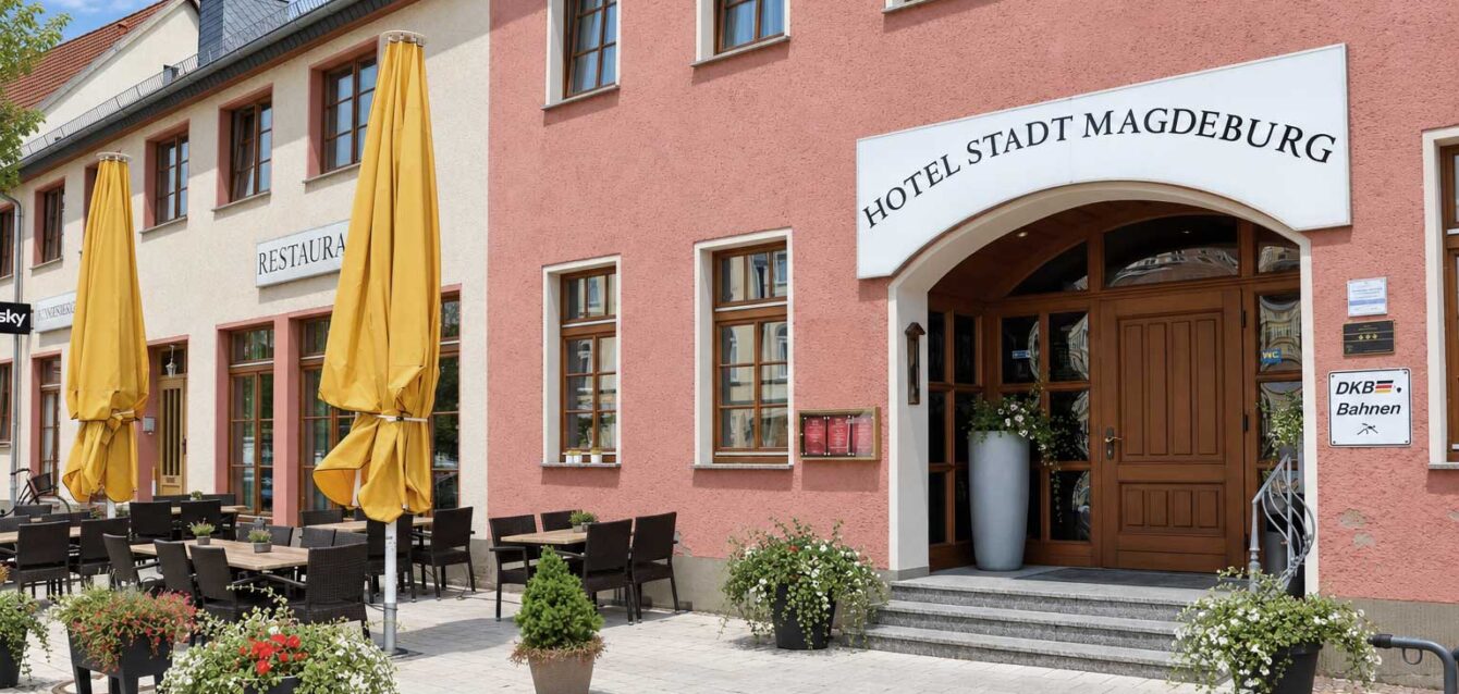 Hotel-Stadt-Magdeburg-mit-Straßencafé Hotel-Stadt-Magdeburg-mit-Straßencafé