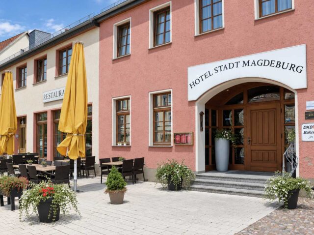 Hotel-Stadt-Magdeburg-mit-Straßencafé