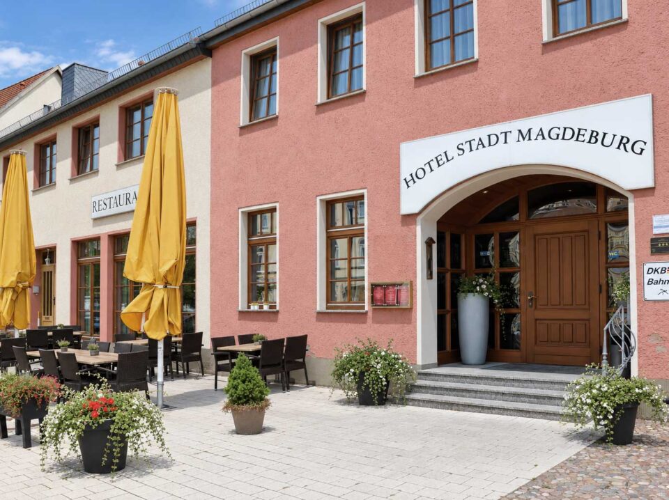 Hotel-Stadt-Magdeburg-mit-Straßencafé Hotel-Stadt-Magdeburg-mit-Straßencafé