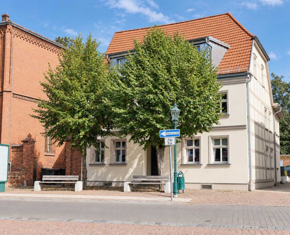 Sonnige-Altstadt-mit-Einbahnstraßenschild