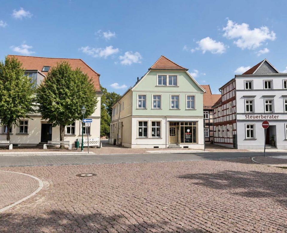 Sonniger-Marktplatz-im-deutschen-Städtchen